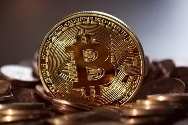BTC approaches the resistance zone while analysts warn of a possible setback to USD 76,600