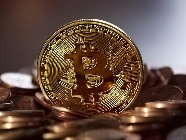 BTC approaches the resistance zone while analysts warn of a possible setback to USD 76,600